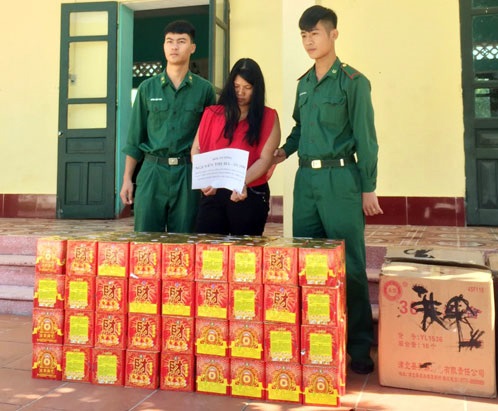Dùng xe bò kéo 150 kg pháo từ Trung Quốc mang về quê