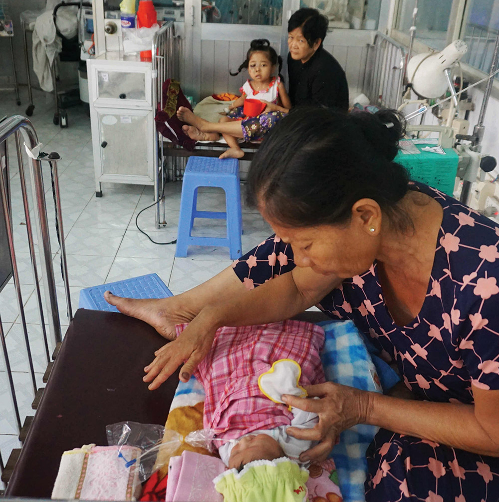 Cẩn trọng với dịch bệnh kép Cần đưa trẻ đến ngay cơ sở y tế điều trị khi có dấu hiệu sốt cao kéo dài