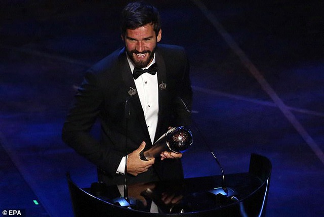 Vượt qua C.Ronaldo, Messi giành giải Cầu thủ xuất sắc nhất năm