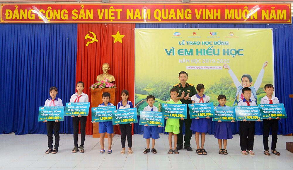 Viettel An Giang trao 60 suất học bổng “Vì em hiếu học” cho học sinh huyện đầu nguồn An Phú Viettel An Giang trao 70 suất học bổng “Vì em hiếu học” cho học sinh đầu nguồn An Phú