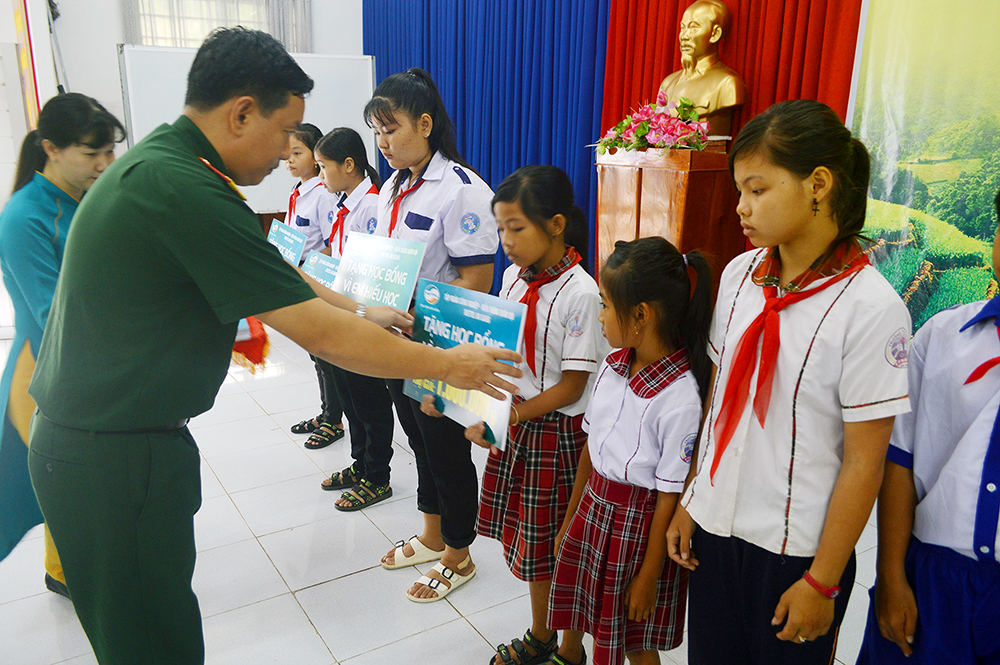 Viettel An Giang trao 60 suất học bổng “Vì em hiếu học” cho học sinh huyện đầu nguồn An Phú Viettel An Giang trao 70 suất học bổng “Vì em hiếu học” cho học sinh đầu nguồn An Phú