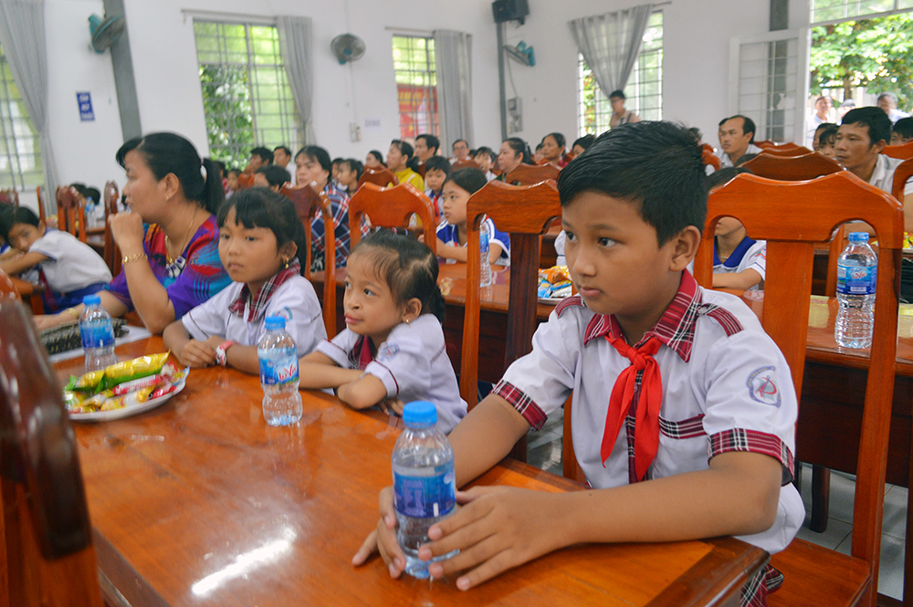 Viettel An Giang trao 60 suất học bổng “Vì em hiếu học” cho học sinh huyện đầu nguồn An Phú Viettel An Giang trao 70 suất học bổng “Vì em hiếu học” cho học sinh đầu nguồn An Phú