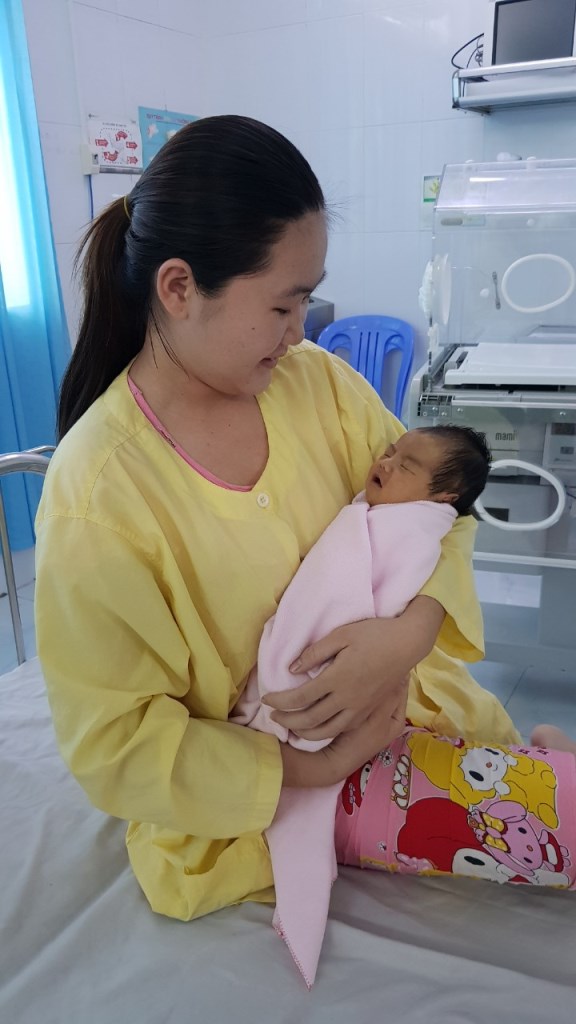 Bé gái 9 ngày tuổi bị thoát vị cơ hoành bẩm sinh đã xuất viện