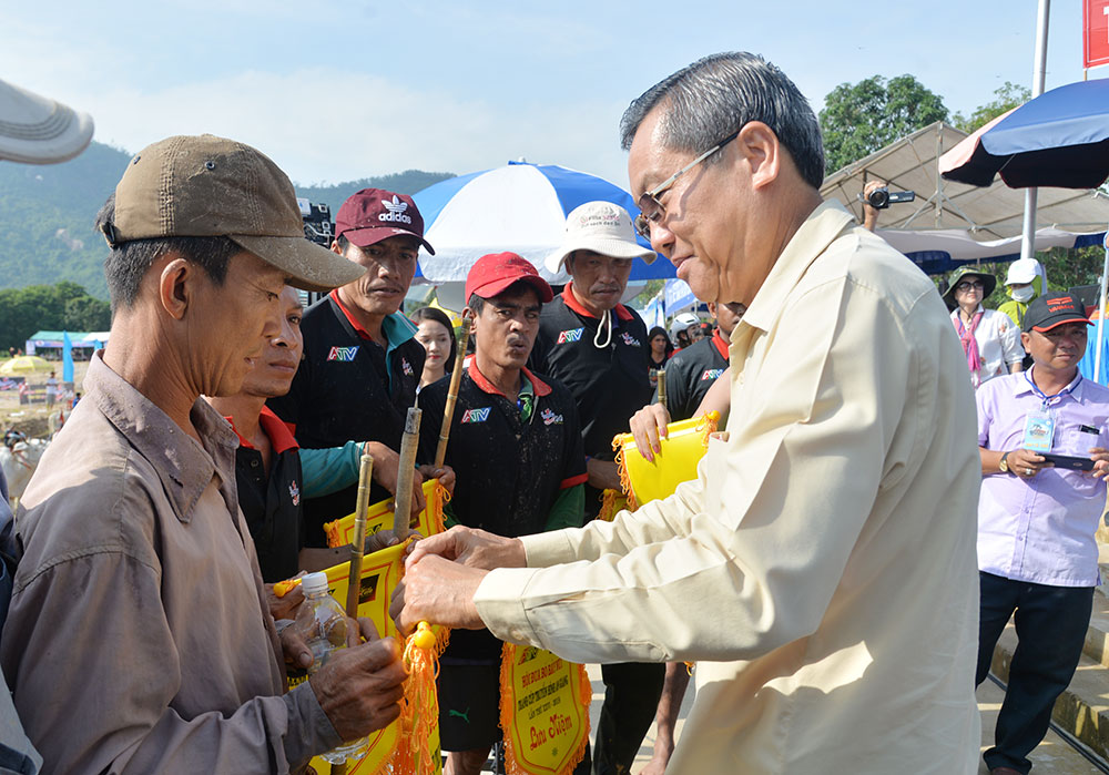 Sôi nổi Hội đua bò Bảy Núi tranh Cúp Truyền hình An Giang lần thứ 26 năm 2019 Phó Bí thư Thường trực Tỉnh ủy, Chủ tịch HĐND tỉnh Võ Anh Kiệt và Phó Chủ tịch UBND tỉnh Lê Văn Nưng trao cờ lưu niệm cho chủ nhân các đôi bò tham dự giải