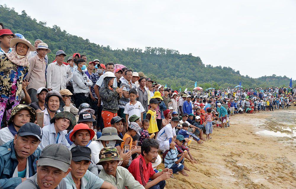 Sôi nổi Hội đua bò Bảy Núi tranh Cúp Truyền hình An Giang lần thứ 26 năm 2019 Rất đông người dân và du khách đến đến xem và cổ vũ cho các đội đua