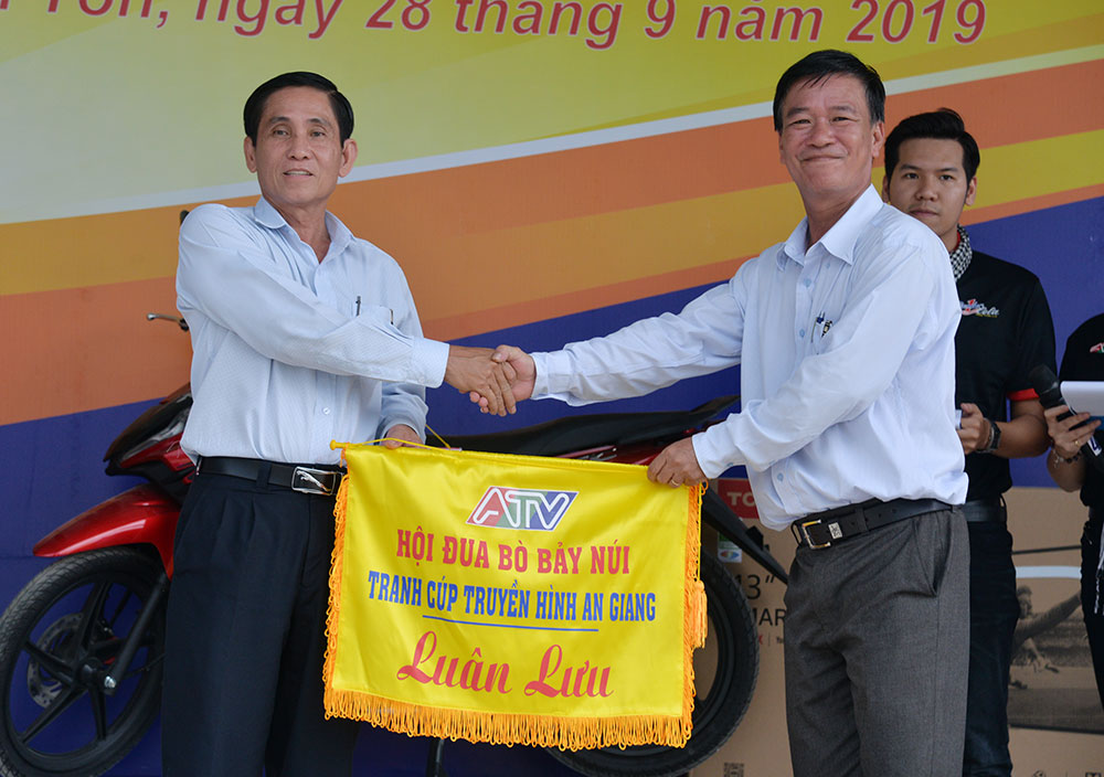 Sôi nổi Hội đua bò Bảy Núi tranh Cúp Truyền hình An Giang lần thứ 26 năm 2019