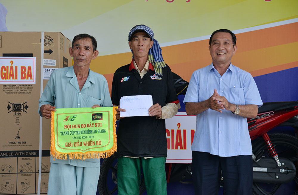 Sôi nổi Hội đua bò Bảy Núi tranh Cúp Truyền hình An Giang lần thứ 26 năm 2019