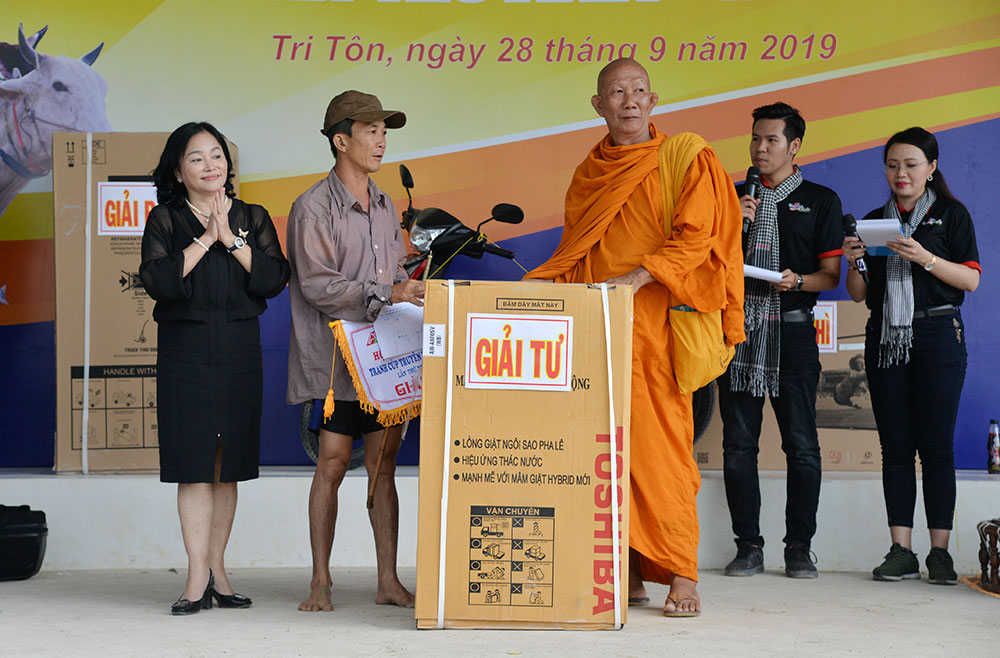 Sôi nổi Hội đua bò Bảy Núi tranh Cúp Truyền hình An Giang lần thứ 26 năm 2019 Đôi bò của ông Lê Đức Tài (số đeo 50, xã An Phú, Tịnh Biên) đoạt giải tư