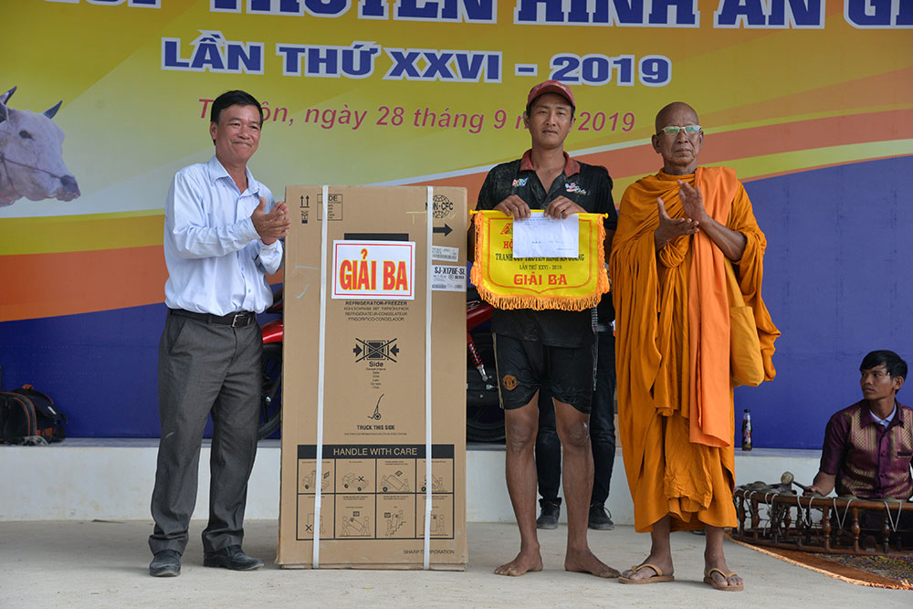 Sôi nổi Hội đua bò Bảy Núi tranh Cúp Truyền hình An Giang lần thứ 26 năm 2019 Đôi bò của ông Huỳnh Văn Tài (số đeo 26, huyện Kiên Lương, Kiên Giang) đoạt giải ba