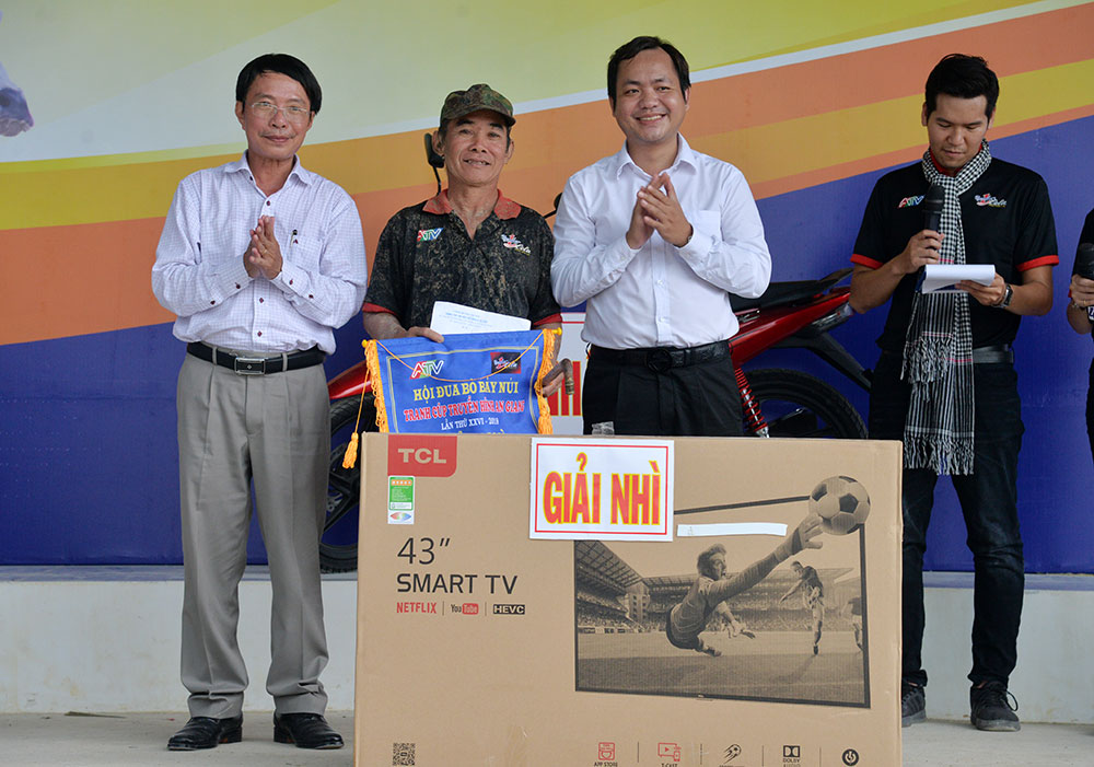Sôi nổi Hội đua bò Bảy Núi tranh Cúp Truyền hình An Giang lần thứ 26 năm 2019 Đôi bò của ông Nguyễn Thành Tài đoạt giải nhì, với tổng giá trị giải thưởng 20 triệu đồng