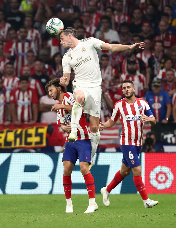 Đại chiến Madrid nhạt nhòa, Barcelona trở lại đường đua