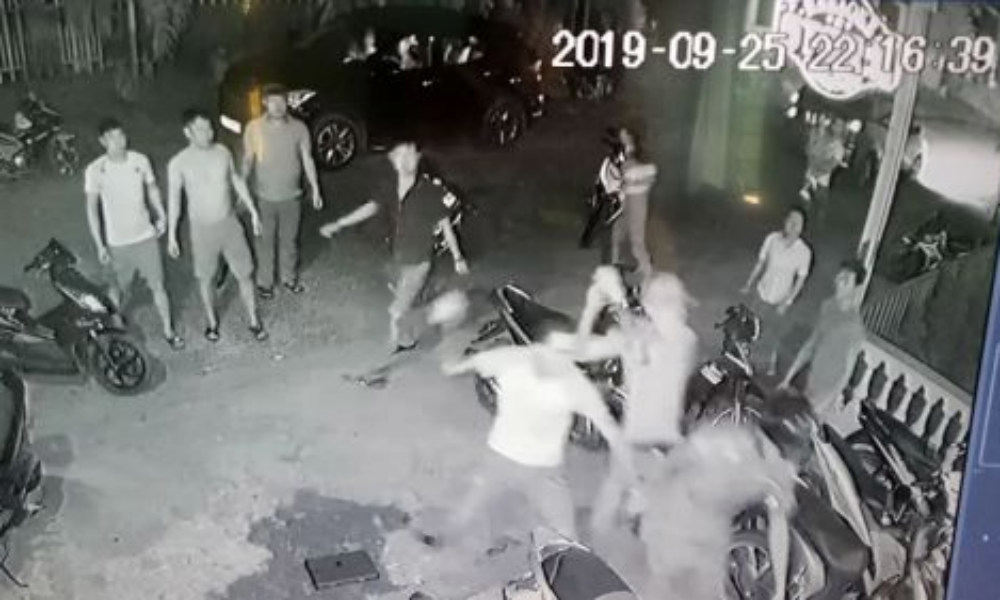 Nhóm côn đồ vây đánh 3 công an, cướp súng ở Kon Tum