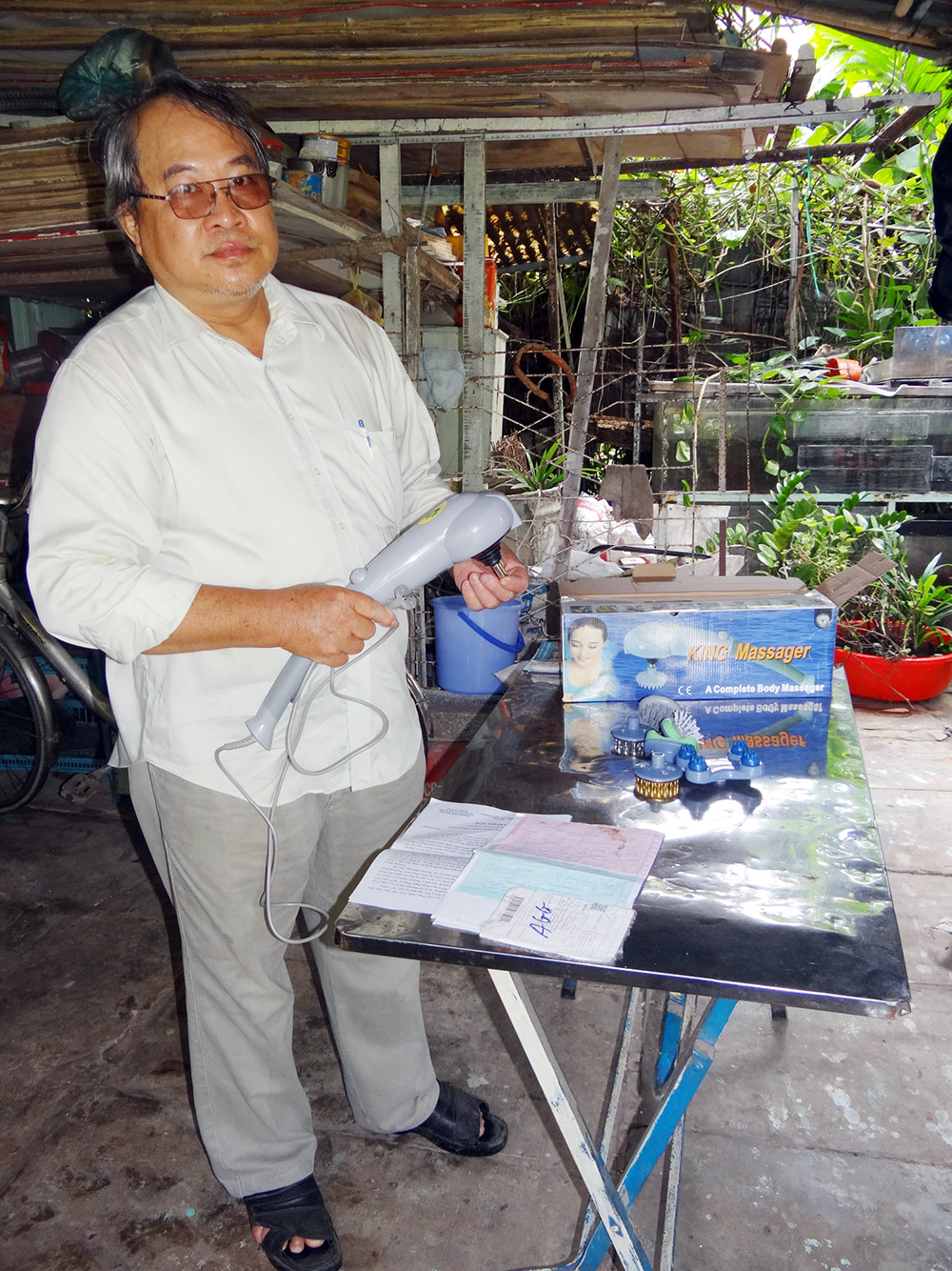 Thông báo trúng thưởng, “ép” mua hàng giá cao, giao hàng kém chất lượng Ông Nguyễn Kim Long với món hàng bị vướng mua