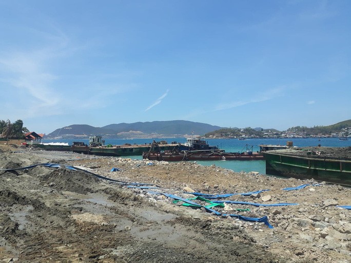 Một tàu chở khách bị chìm ở vịnh Nha Trang