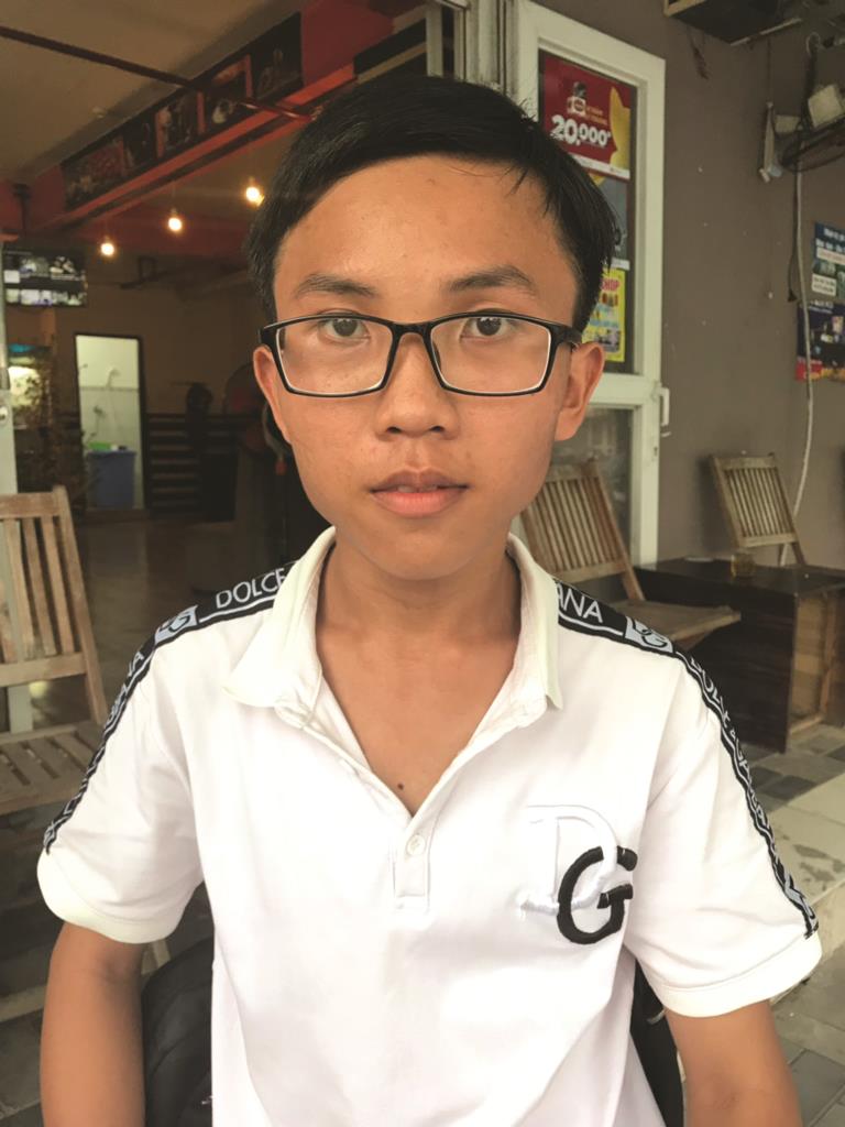 Sinh viên nghèo bị bệnh não úng thủy