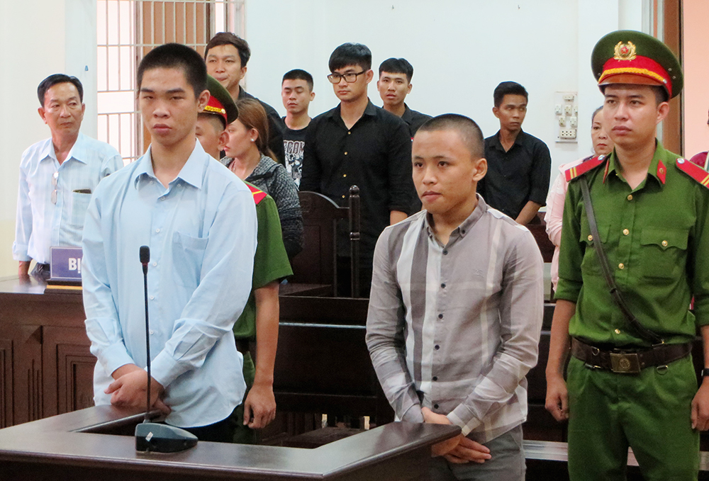 Đưa dao cho bạn, cả 2 cùng lãnh án