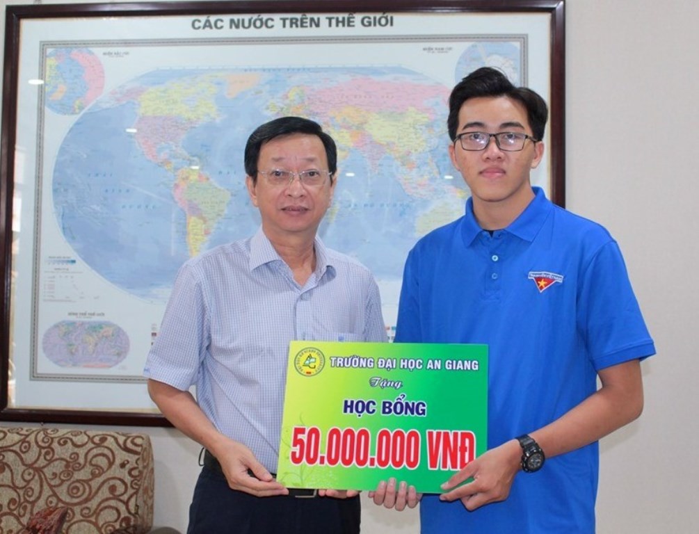 Trường Đại học An Giang tài trợ học bổng trị giá 50 triệu đồng cho tân sinh viên nghèo