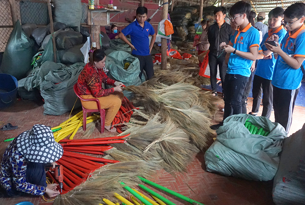 Huyện đoàn Phú Tân đánh giá các mô hình điểm tại xã Phú Bình Huyện đoàn Phú Tân đánh giá các mô hình điểm tại xã Phú Bình