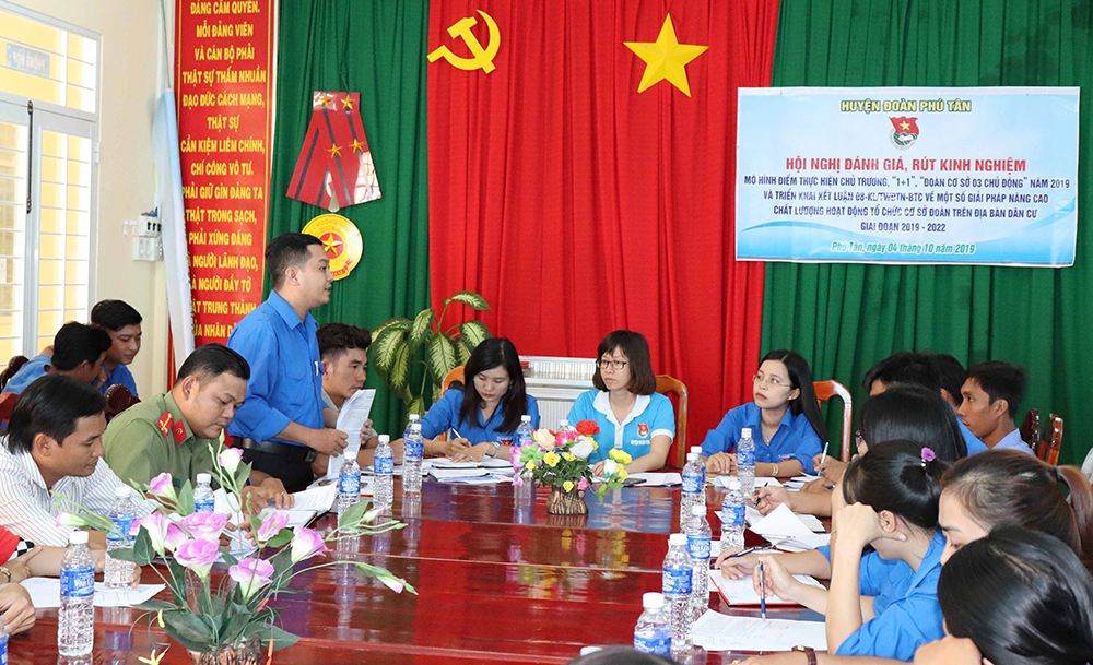 Huyện đoàn Phú Tân đánh giá các mô hình điểm tại xã Phú Bình Huyện đoàn Phú Tân đánh giá các mô hình điểm tại xã Phú Bình