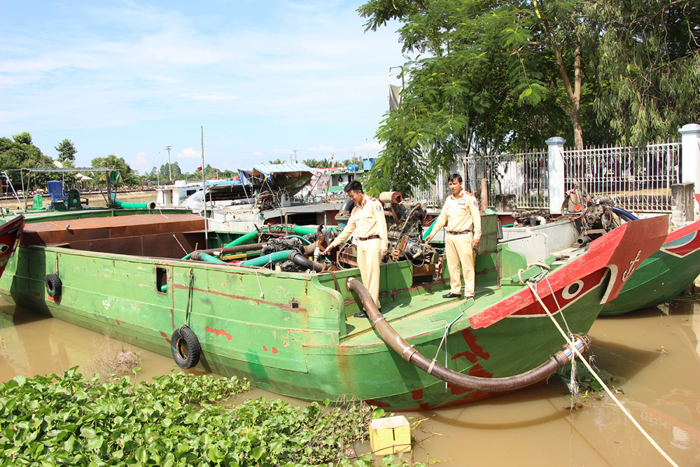 Công an Chợ Mới bắt 4 phương tiện khai thác cát lậu Công an Chợ Mới bắt 4 tàu tải trọng lớn đang khai thác cát lậu trái phép