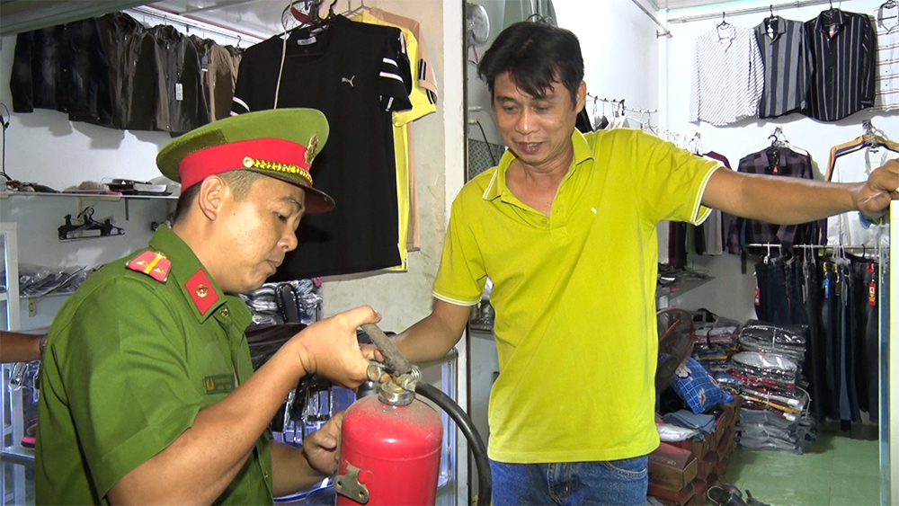 Phú Tân hưởng ứng "Ngày toàn dân phòng cháy chữa cháy" - 4-10 Phú Tân diễu hành hưởng ứng