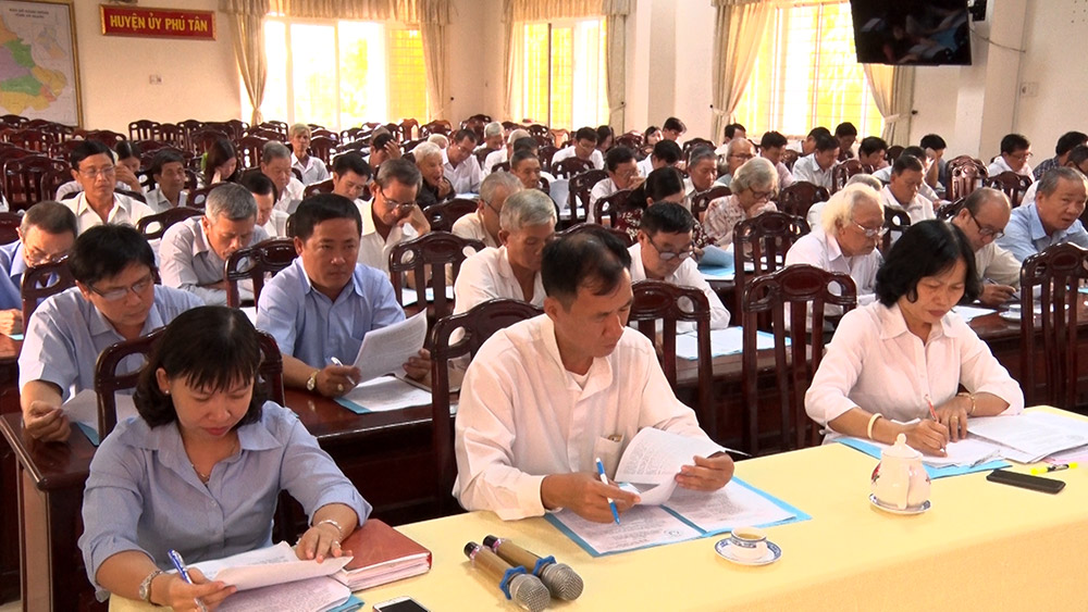 Huyện ủy Phú Tân họp mặt chức sắc, chức việc các tôn giáo Các đại biểu tại buổi họp mặt