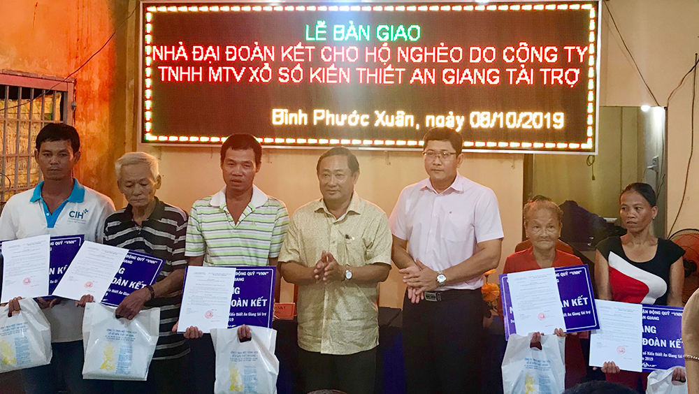 Bàn giao 15 căn nhà đại đoàn kết cho các hộ nghèo xã Bình Phước Xuân Bàn giao 15 căn nhà đại đoàn kết cho các hộ nghèo xã Bình Phước Xuân
