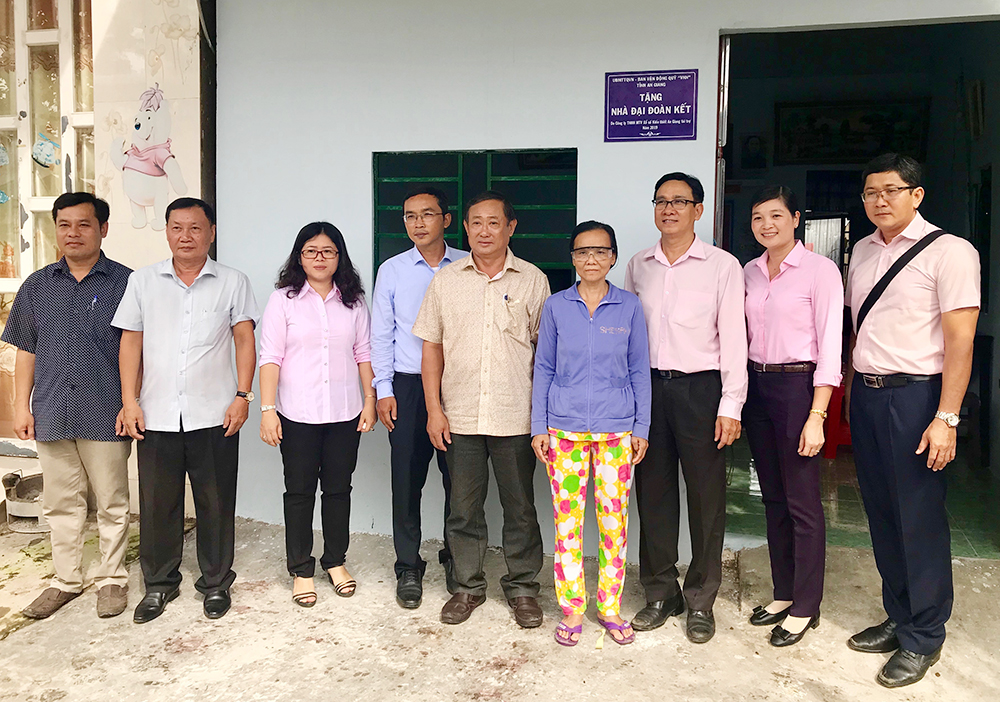 Bàn giao 15 căn nhà đại đoàn kết cho các hộ nghèo xã Bình Phước Xuân Bàn giao 15 căn nhà đại đoàn kết cho các hộ nghèo xã Bình Phước Xuân
