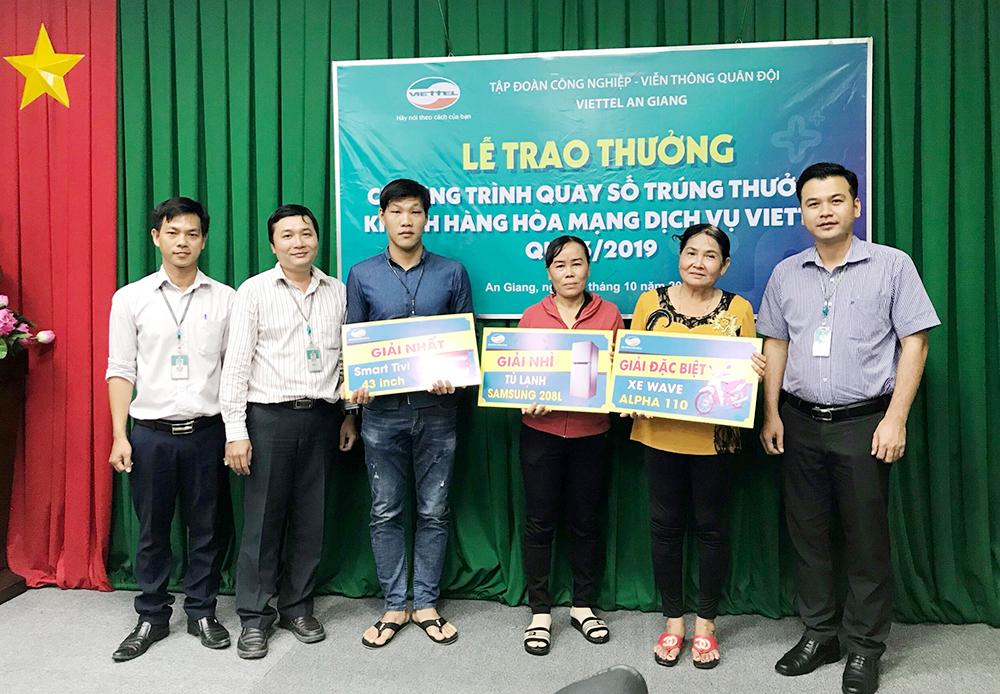 Trao thưởng Chương trình “Quay số trúng thưởng khách hàng hoà mạng các dịch vụ Viettel” Trao thưởng Chương trình “Quay số trúng thưởng khách hàng hoà mạng các dịch vụ Viettel”