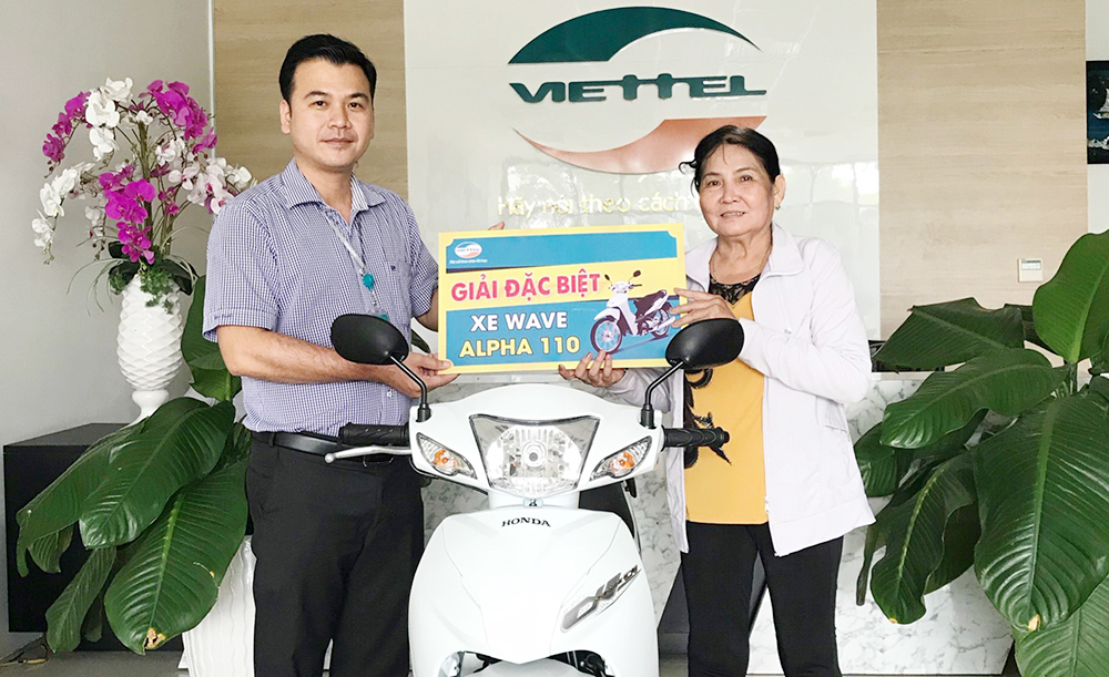 Trao thưởng Chương trình “Quay số trúng thưởng khách hàng hoà mạng các dịch vụ Viettel” Trao thưởng Chương trình “Quay số trúng thưởng khách hàng hoà mạng các dịch vụ Viettel”