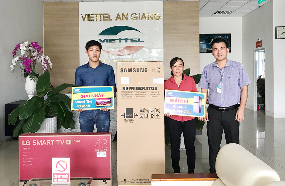 Trao thưởng Chương trình “Quay số trúng thưởng khách hàng hoà mạng các dịch vụ Viettel” Trao thưởng Chương trình “Quay số trúng thưởng khách hàng hoà mạng các dịch vụ Viettel”