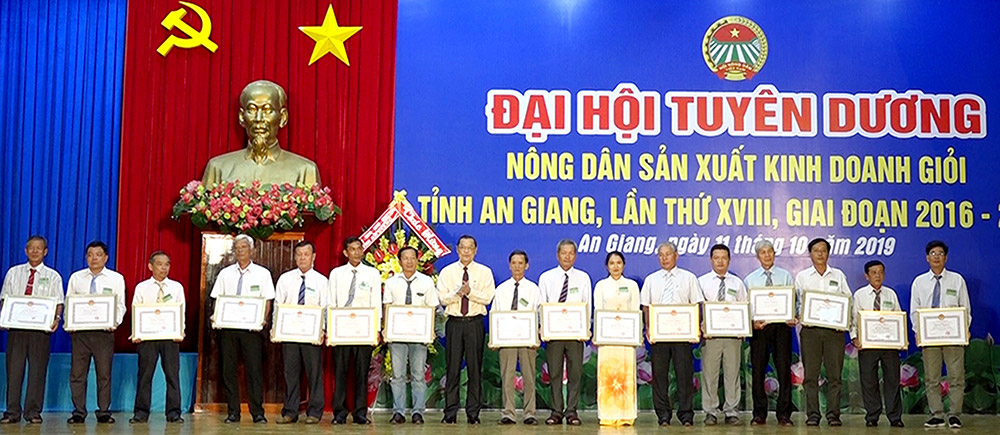 Tuyên dương nông dân sản xuất - kinh doanh giỏi (giai đoạn 2016- 2019) Các tập thể, cá nhân nông dân tiêu biểu được tuyên dương