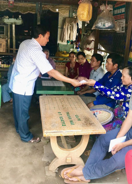 Chủ tịch UB MTTQ Việt Nam tỉnh Nguyễn Tiếc Hùng trao tiền hỗ trợ hộ dân bị ảnh hưởng sạt lở xã Tân An