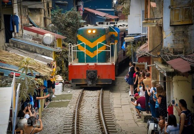 Đường ngang và lối đi dân sinh: Trực chờ nỗi lo bị 'tử thần' gọi tên