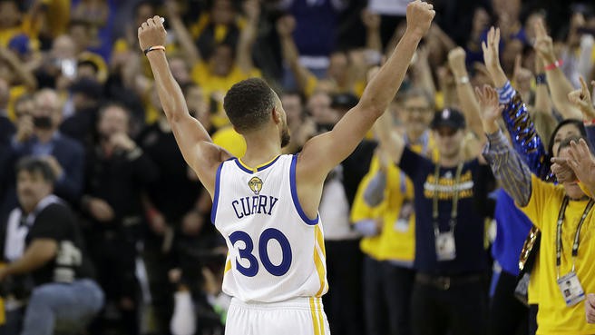 Stephen Curry xô đổ kỷ lục về tiền lương trong một mùa giải tại NBA