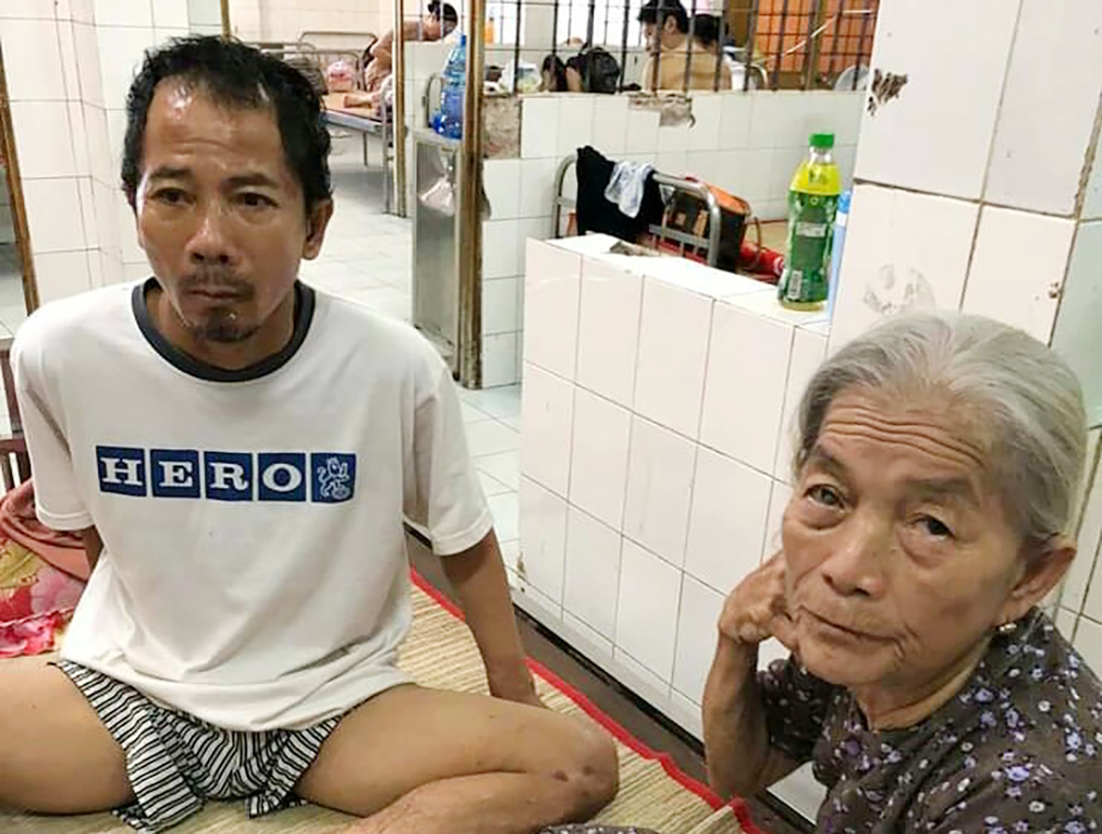 Người đàn ông bán vé số bị bệnh tật bủa vây Người đàn ông bán vé số bị bệnh tật bủa vây