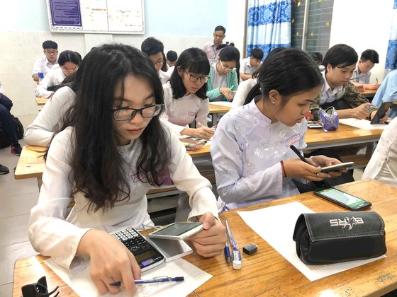 Đồng bộ với hình thức thi trực tuyến