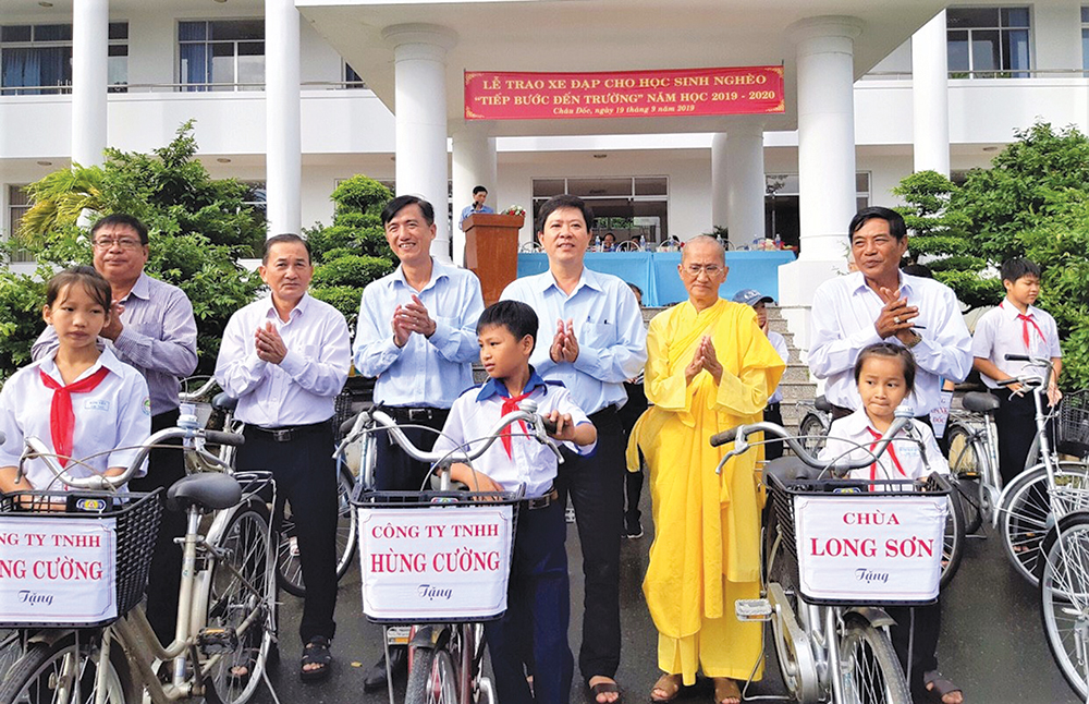 Chung tay “vì người nghèo” Chung tay “vì người nghèo”