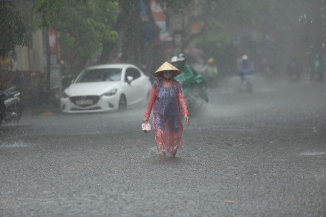 Thời tiết ngày 17-10: Trung Bộ mưa dông, cảnh báo lũ quét, sạt lở đất và ngập úng
