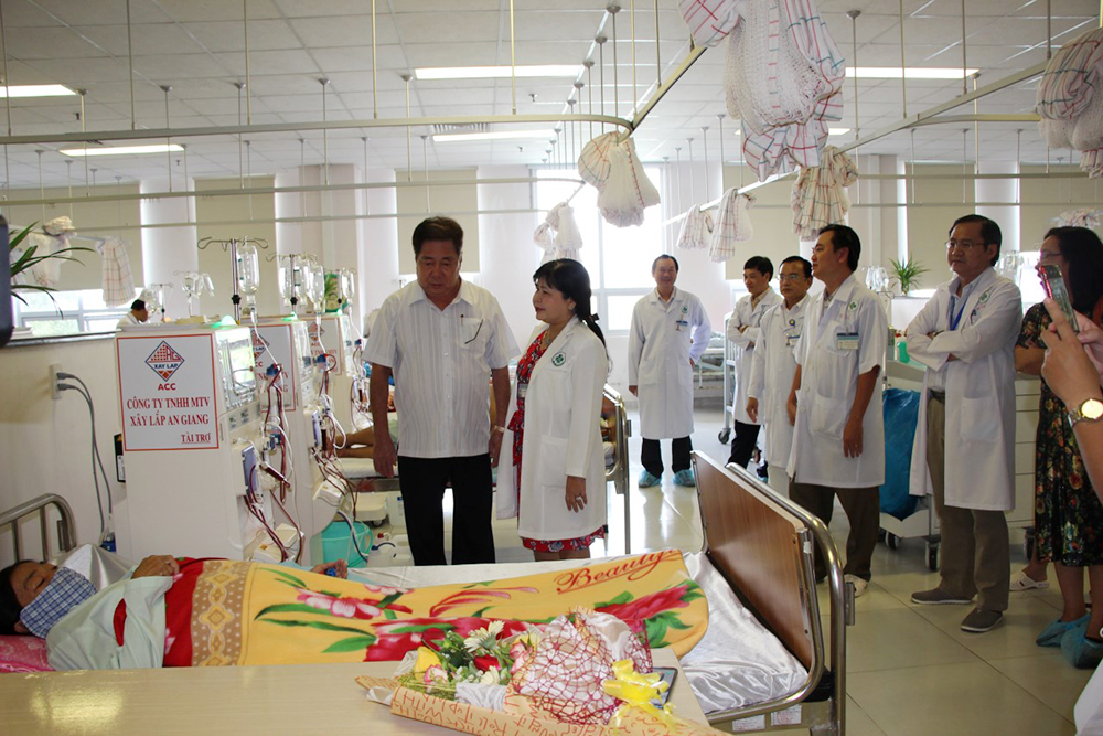 Công ty TNHH MTV Xây lắp An Giang tặng 3 máy chạy thận nhân tạo cho Bệnh viện Đa khoa Trung tâm An Giang Công ty TNHH MTV Xây lắp An Giang tặng 3 máy chạy thận nhân tạo trị giá gần 1 tỷ đồng cho Bệnh viện Đa khoa Trung tâm An Giang
