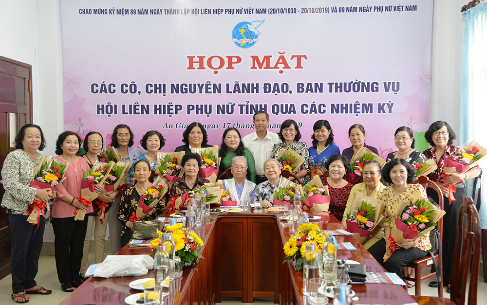 Nhiều hoạt động kỷ niệm 89 năm ngày thành lập Hội LHPN Việt Nam Phó Chủ tịch UBND tỉnh Lê Văn Nưng tặng hoa và quà cho các cô, chị nguyên lãnh đạo, Ban Thường vụ Hội LHPN tỉnh qua các thời kỳ