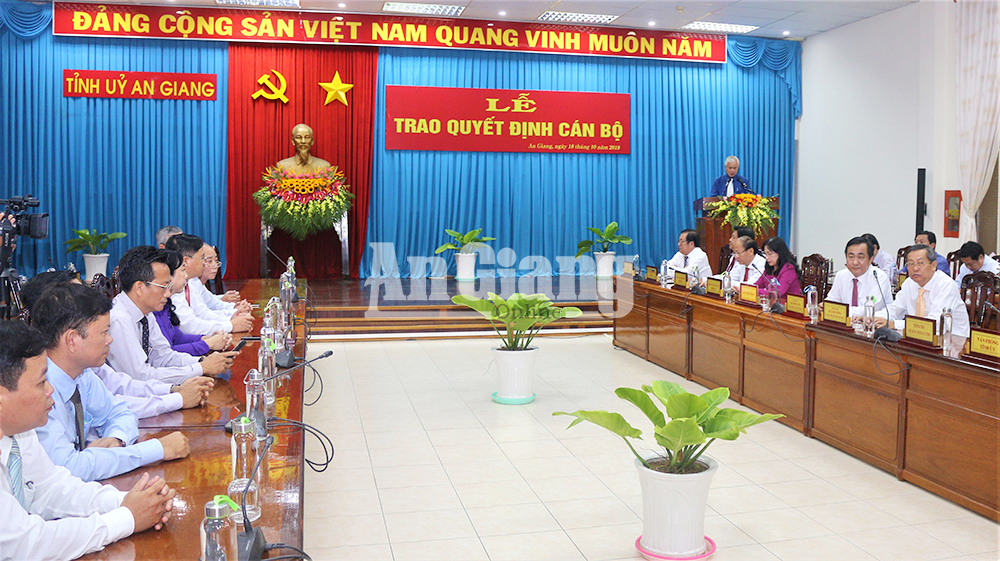 Trao quyết định cán bộ thuộc diện Ban Thường vụ Tỉnh ủy quản lý Trao quyết định cán bộ thuộc diện Ban Thường vụ Tỉnh ủy quản lý