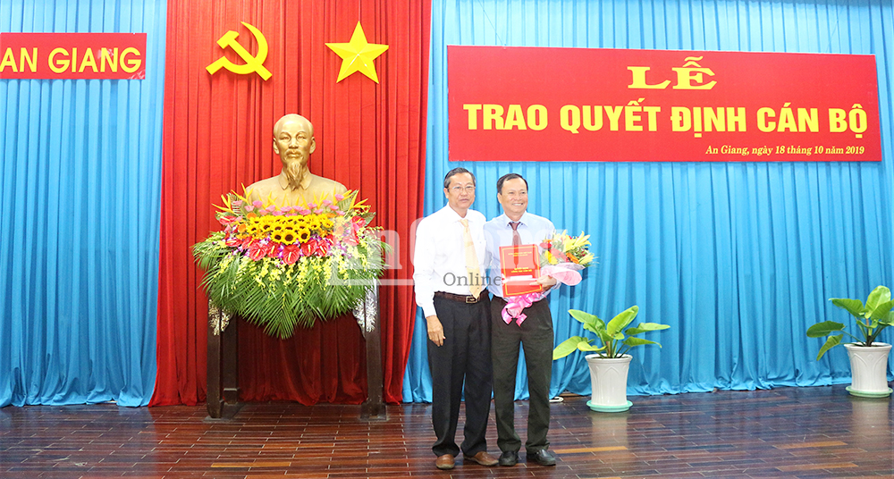 Trao quyết định cán bộ thuộc diện Ban Thường vụ Tỉnh ủy quản lý Trao quyết định cán bộ thuộc diện Ban Thường vụ Tỉnh ủy quản lý