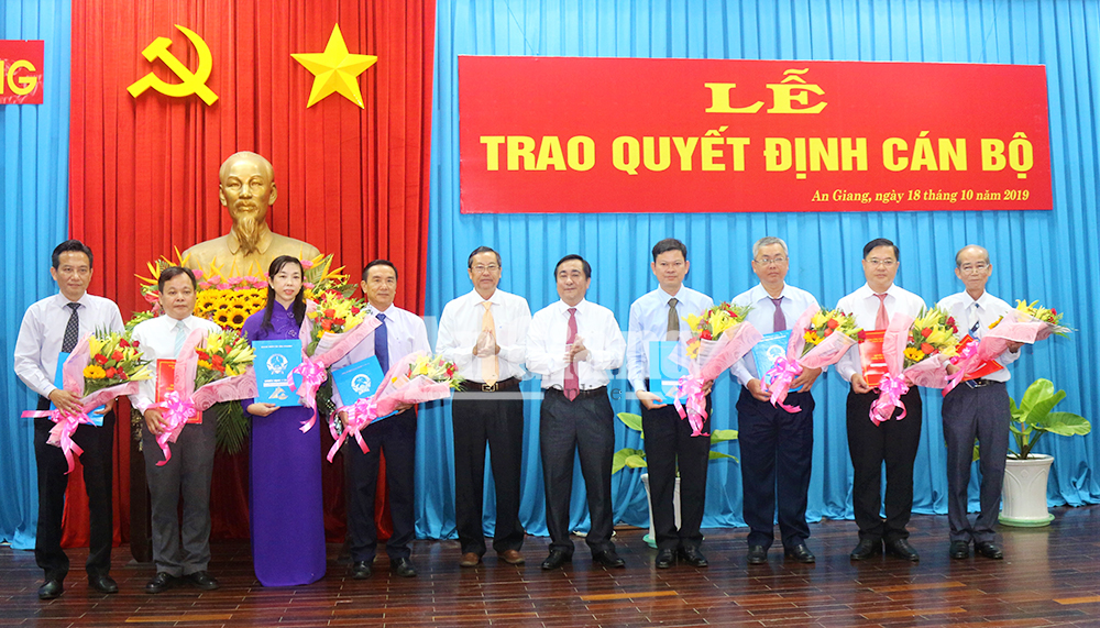 Trao quyết định cán bộ thuộc diện Ban Thường vụ Tỉnh ủy quản lý Trao quyết định cán bộ thuộc diện Ban Thường vụ Tỉnh ủy quản lý