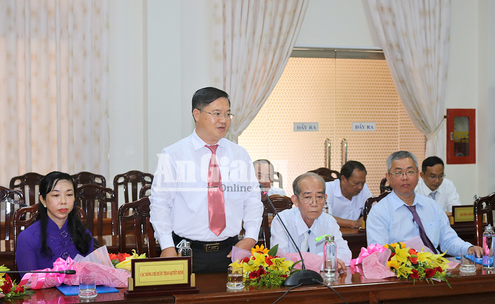 Trao quyết định cán bộ thuộc diện Ban Thường vụ Tỉnh ủy quản lý Trao quyết định cán bộ thuộc diện Ban Thường vụ Tỉnh ủy quản lý