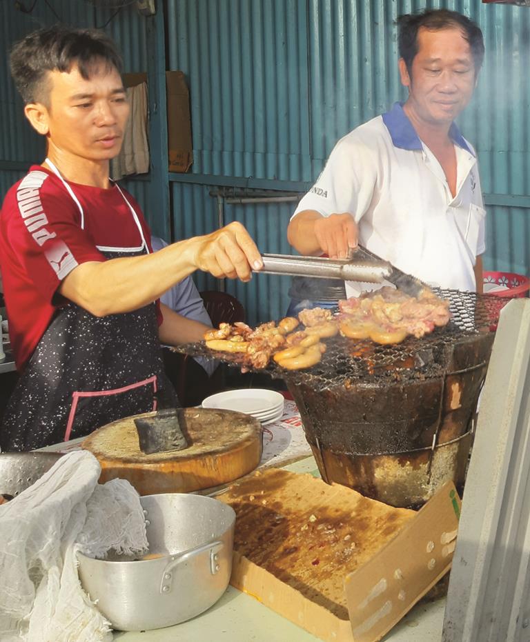 Hấp dẫn món cơm bò nướng, bánh canh tép