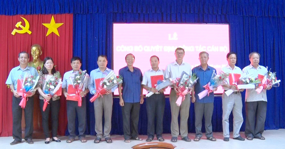 Ban Thường vụ Huyện ủy Phú Tân trao quyết định công tác cán bộ Ban Thường vụ Huyện ủy Phú Tân trao quyết định công tác cán bộ