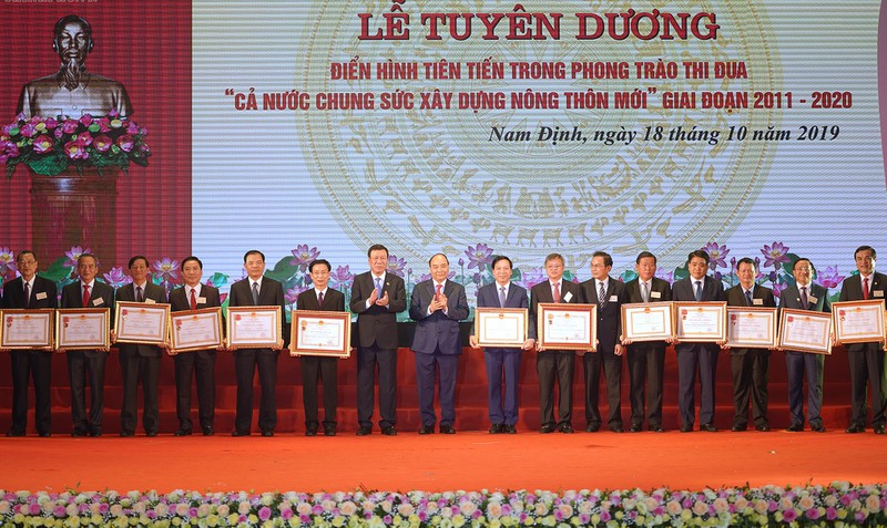 Thủ tướng: Xây dựng nông thôn mới chỉ có điểm đầu, không có kết thúc Thủ tướng trao Huân chương Độc lập và Huân chương Lao động cho các tỉnh, thành phố trực thuộc Trưng ương, các bộ, ban, ngành có thành tích xuất sắc trong Phong trào thi đua.