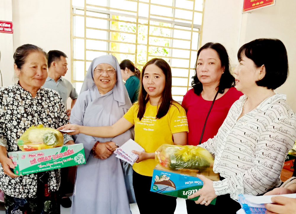 Trao 100 phần quà cho phụ nữ nghèo xã Phú Hữu