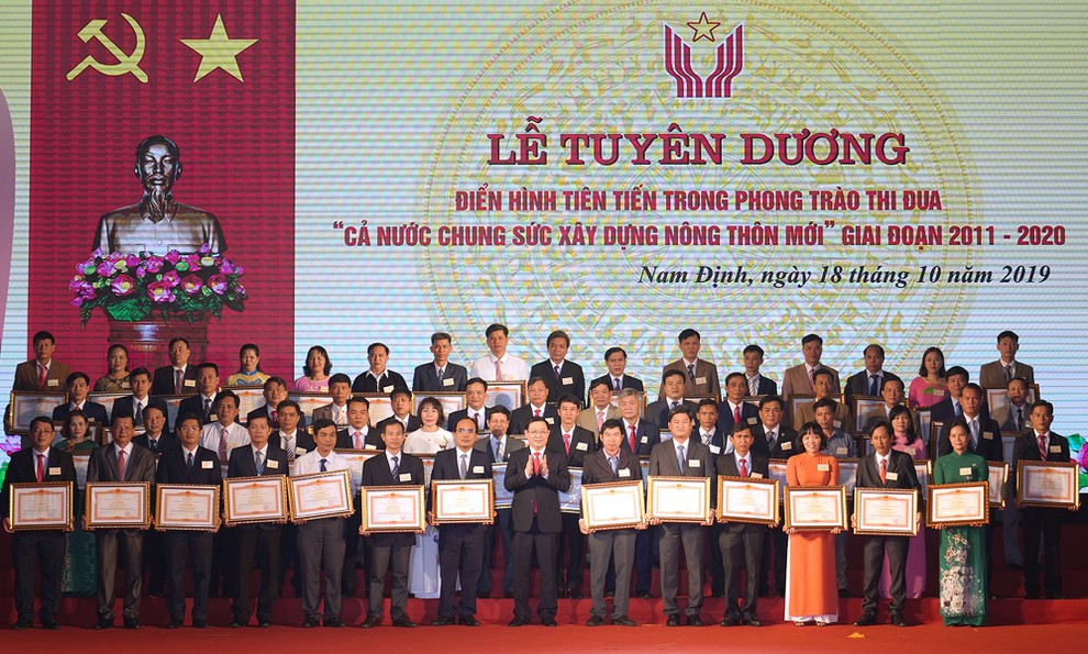 Thủ tướng: Xây dựng nông thôn mới chỉ có điểm đầu, không có kết thúc Phó Thủ tướng Vương Đình Huệ trao Bằng khen của Thủ tướng cho các cá nhân và tập thể.